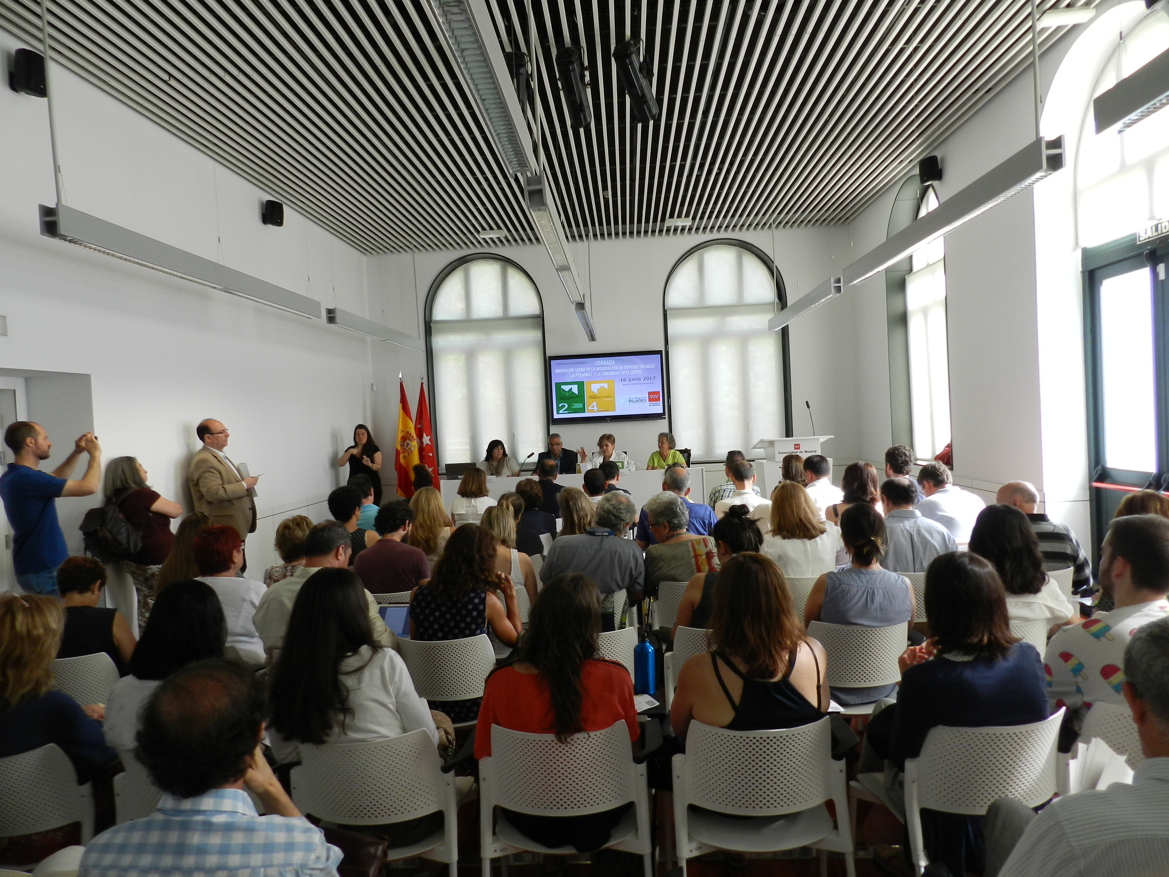 Gente atendiendo en la Jornada Innovación Social en Servicios Sociales. Las Personas y la Comunidad en el centro